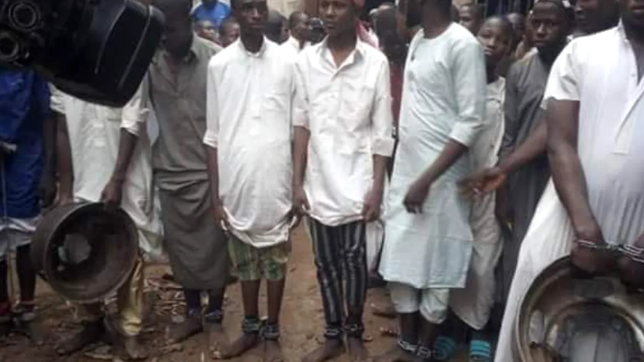 Sute de adulţi şi copii, eliberaţi dintr-o „casă a torturii” din Nigeria: Ce au găsit autorităţile în clădirea care găzduia o şcoală islamică | FOTO, VIDEO