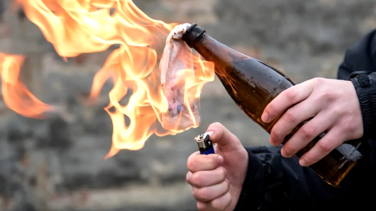 Atac cu „cocktail Molotov” în Ilfov. Un tânăr a fost arestat preventiv