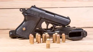 Mai multe arme, găsite în casa unui bărbat din Galaţi, după ce nepotul său de 15 ani i-a furat un pistol 