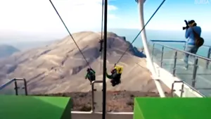 IMAGINILE ZILEI: Cea mai lungă tiroliană din lume a fost inaugurată în Emiratele Arabe Unite