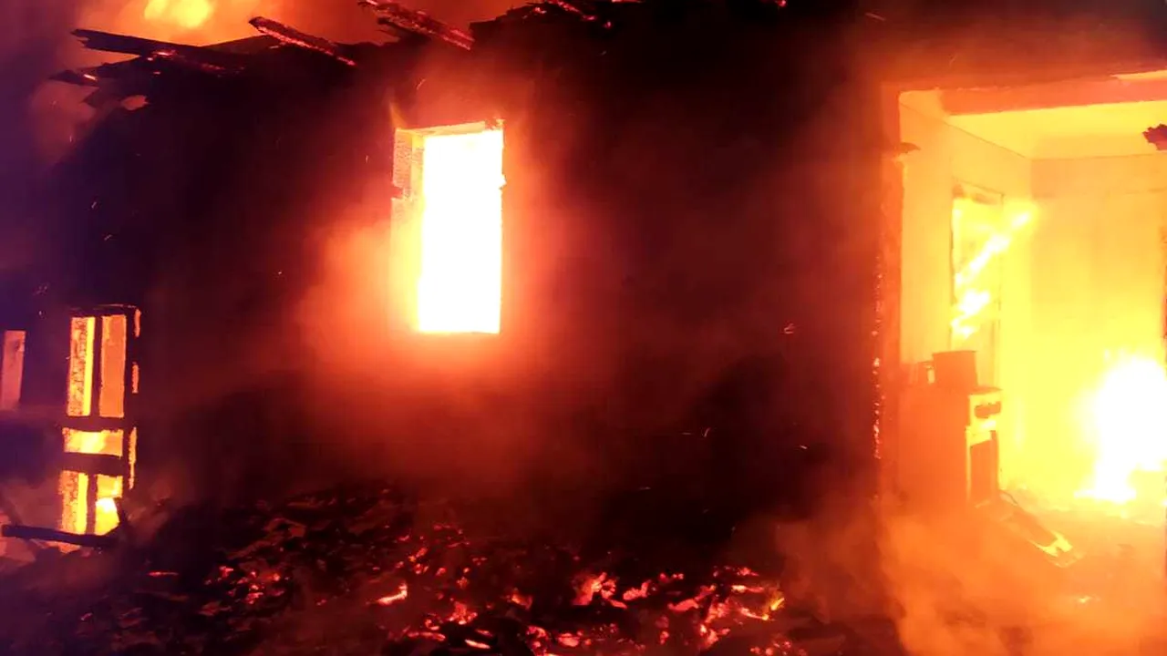 Botoşani: O familie cu trei copii a rămas fără casă în urma unui incendiu puternic