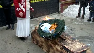 GALERIE FOTO Ameninţare sinistră într-o comunitate de romi din Iaşi, s-au trezit la poartă cu un sicriu