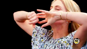 Charlize Theron, provocată să mănânce aripioare de pui cu sos picant. Ce a recunoscut actriţa în timp ce povestea despre trecutul ei | GALERIE FOTO, VIDEO