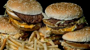 Îmbrăţişările, acceptate ca mijloc de plată, într-un cunoscut lanţ de magazine fast-food