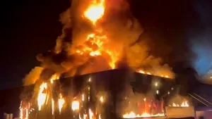 Incendiu de proporţii într-o hală din Parcul Tetarom, din Cluj-Napoca
