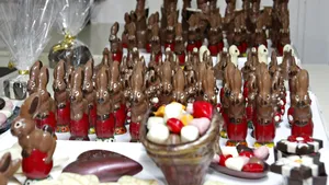 REPORTAJ: Flori, coşuleţe, cufere cu foiţă de aur, făcute manual din ciocolată la Cisnădie, de 8 Martie - FOTO