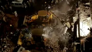 Un imobil rezidenţial S-A PRĂBUŞIT în India: Cel puţin nouă oameni au murit - VIDEO