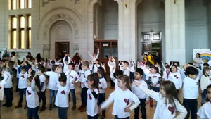 Flashmob de solidaritate la Galaţi pentru un copil care are nevoie de o operaţie ca să nu rămână paralizat pe viaţă | GALERIE FOTO 