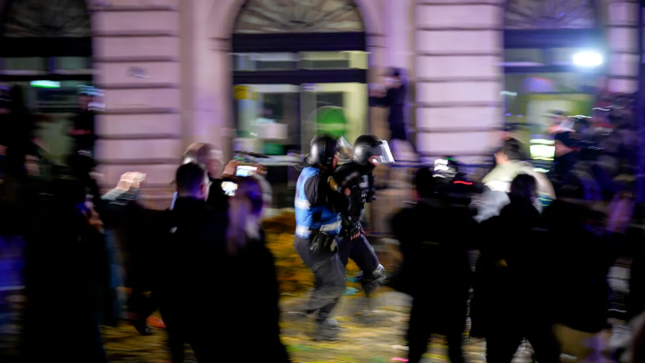 13 jandarmi răniți în urma protestelor de duminică seara din Capitală