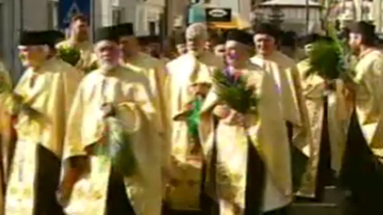 Peste 5.000 de credincioşi şi 600 preoţi au participat la pelerinajul de Florii din Capitală - VIDEO