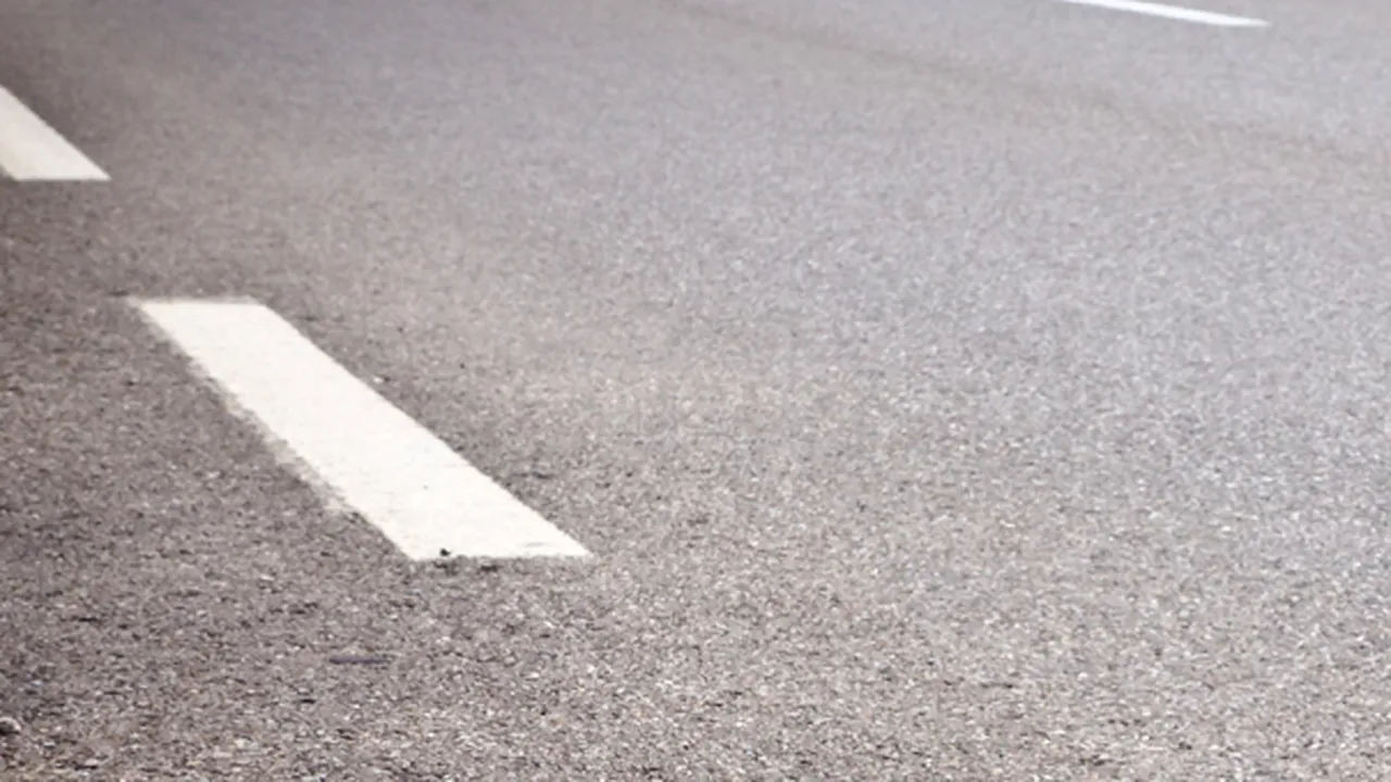 Substanţă alunecoasă pe o porţiune a DN7, în Argeş. Poliţiştii recomandă atenţie sporită şoferilor
