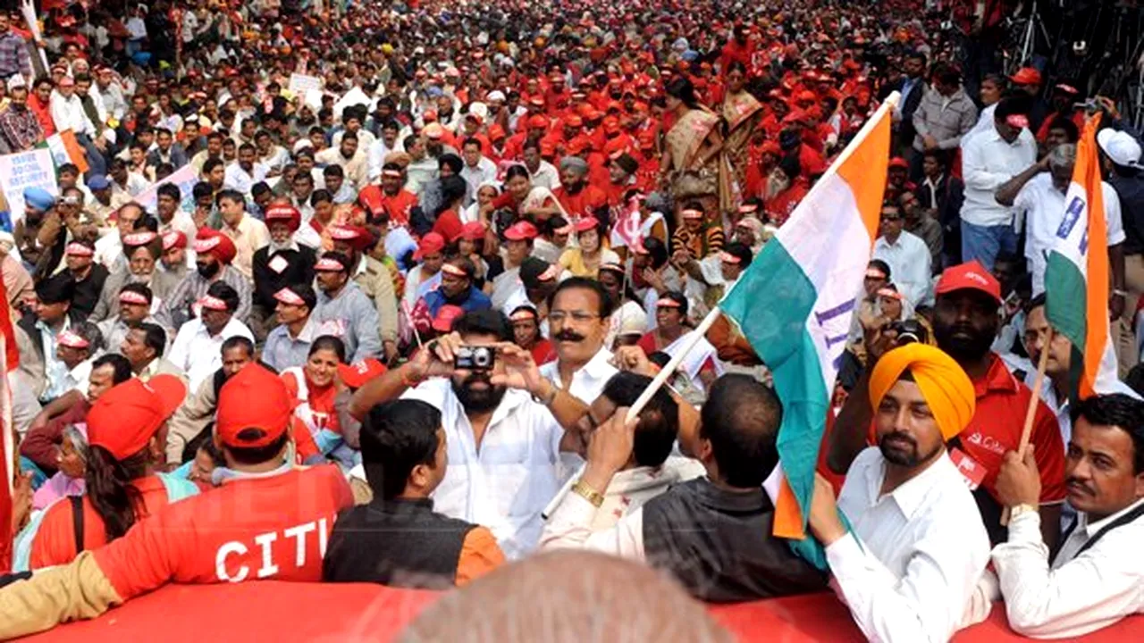 Zeci de mii de persoane manifestează în India împotriva inflaţiei