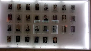 Fostul premier Ungureanu nu apare în galeria fotografică de la Guvern. Care este motivul