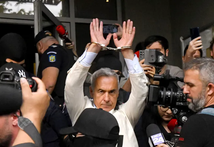 Breaking News DIICOT: Călin Georgescu și Ionel Rusen au fost reținuți | Călin Georgescu a ridicat mâinile să arate cătușele
