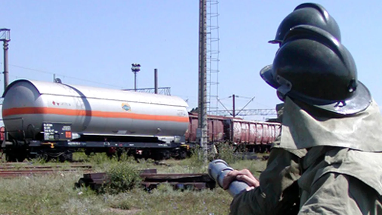 Un vagon cisternă din care s-a scurs GPL, în pericol de explozie