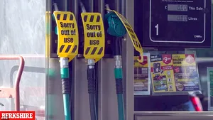 Marea Britanie, pusă în genunchi de criza transporturilor: rafturi goale în magazine şi cozi la benzinării