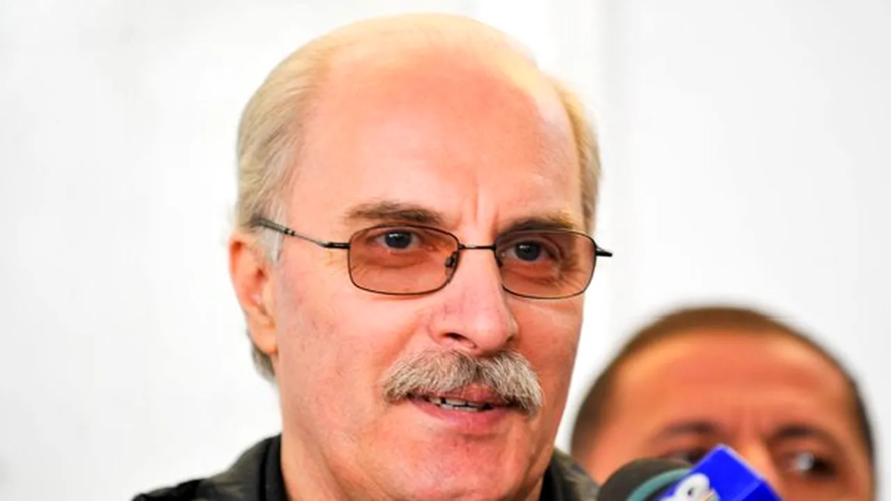 Octavian Bellu împlineşte 61 de ani: Cadoul îl aştept în vară de la fete!