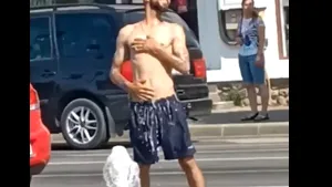 La ce sunt bune fântânile arteziene din Bucureşti? Moment hilar, surprins în trafic VIDEO
