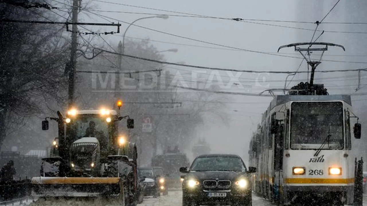 Oprescu: Trebuie curăţată zăpada de pe trotuare şi arterele secundare. Mijloacele RATB circulă normal