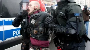 Evacuare cu scandal în Berlin: 61 de poliţişti răniţi şi 82 de persoane arestate - GALERIE FOTO