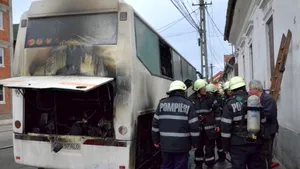 Un autobuz a luat foc în Lugoj, două autospeciale trimise la locul incendiului. VIDEO