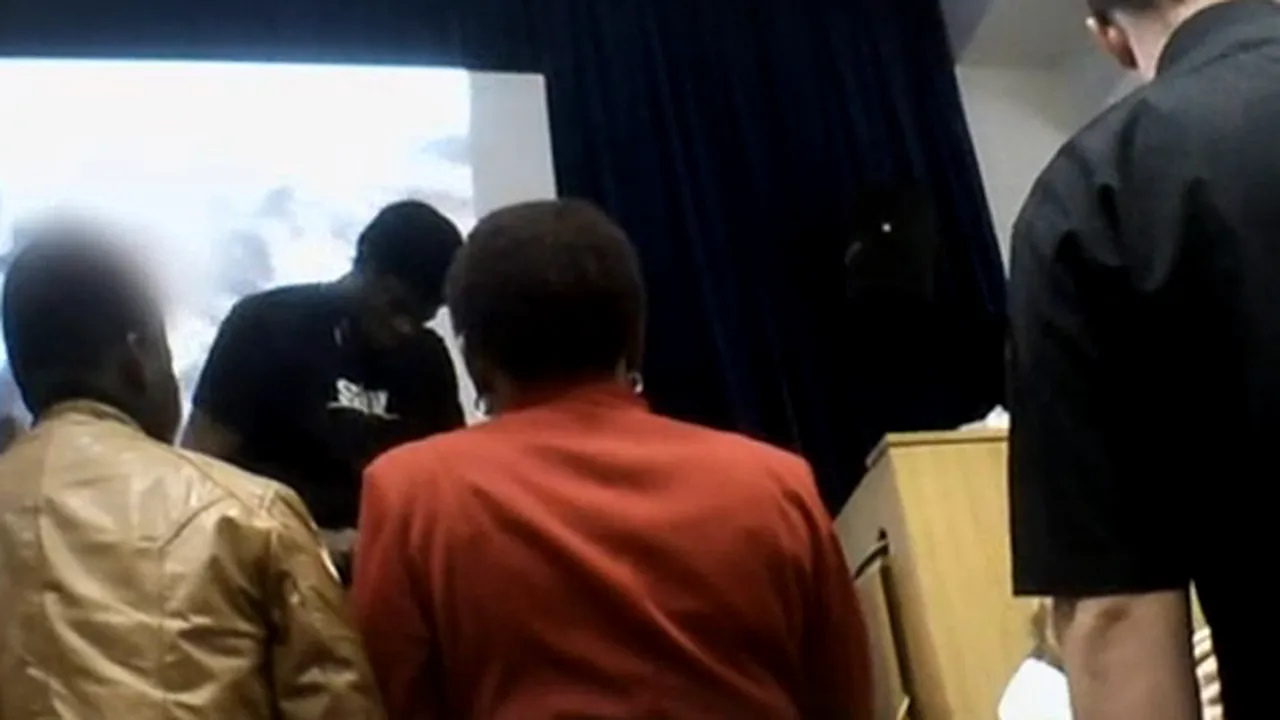 Tratament SIDA prin rugăciuni: Bolnavi infectaţi cu HIV au murit după ce o biserică din Marea Britanie i-a convins că s-au vindecat - VIDEO