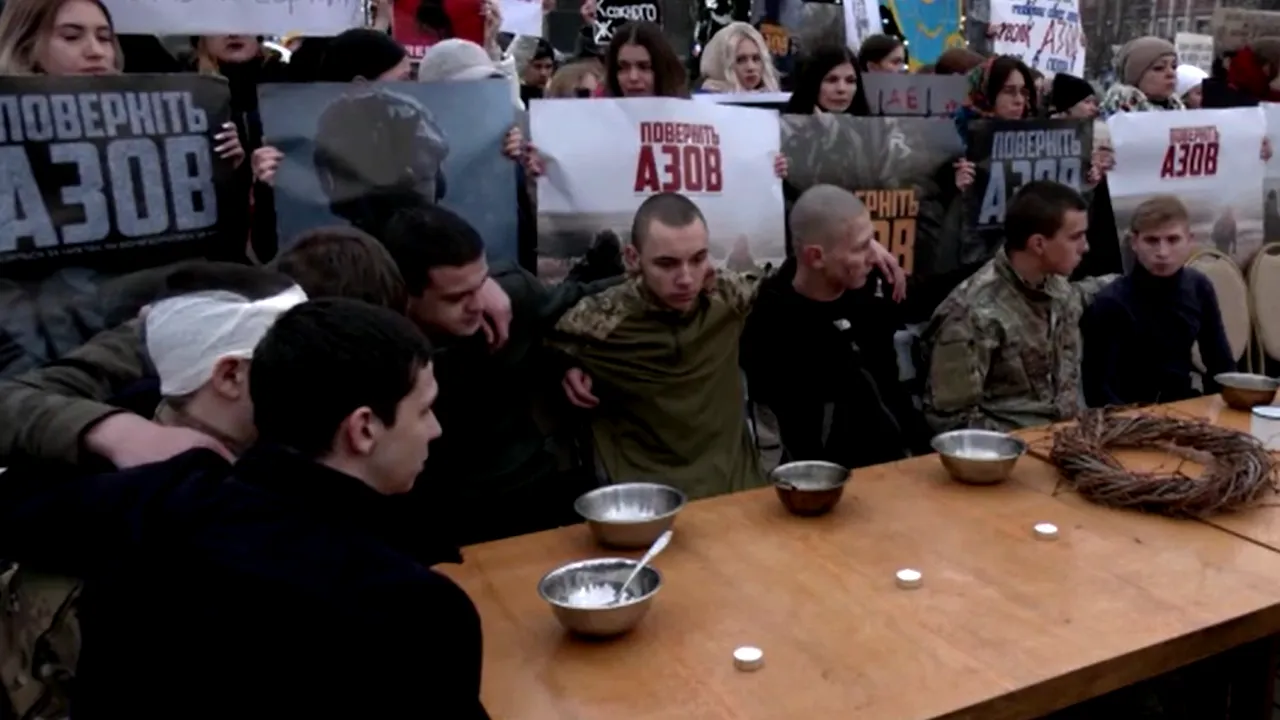Crăciunul prizonierilor Azov: sârmă ghimpată la masă

