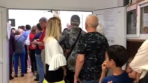 Cozi la mai multe secţii de vot din Capitală, dar şi în alte oraşe din ţară | VIDEO
