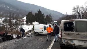FOTO Accident în lanţ pe DN 7 în judeţul Hunedoara: Microbuz cu nouă persoane la bord 