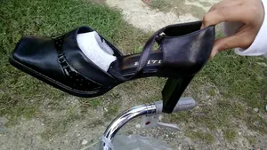 Elena Udrea a împărţit sinistraţilor din Săuceşti ciocolată şi pantofi negri cu toc - VIDEO