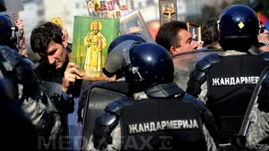 Şase suspecţi dotaţi cu bâte şi măşti, arestaţi în eforturile de a împiedica mitingurile la Belgrad