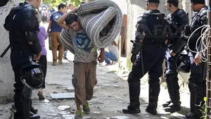 REPORTAJ: Plasme, parabolice şi electrocasnice scumpe, în bagajele evacuaţilor din sectorul 3 - FOTO