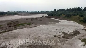 Prahova: Un bărbat surprins de o viitură pe râul Teleajen a fost salvat de pompieri