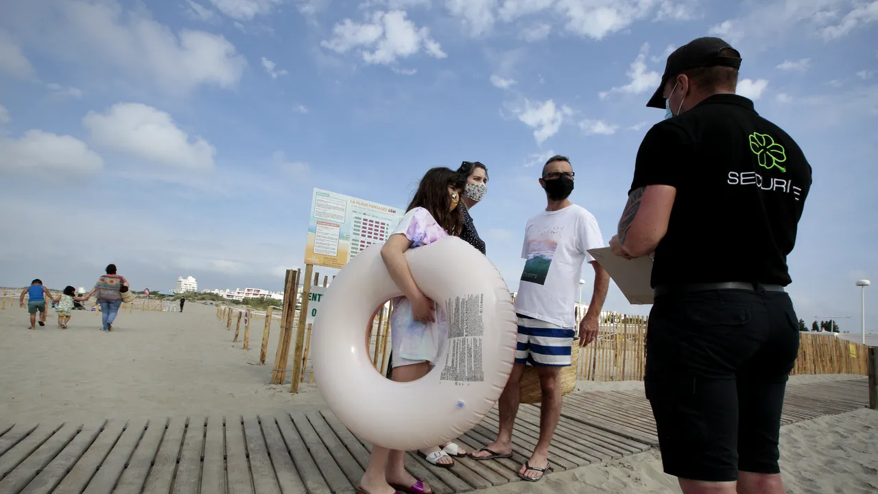 Rişti să te îmbolnăveşti de coronavirus la plajă sau la plimbare? Avertismentul unui medic pentru cei nerăbdători să iasă din case