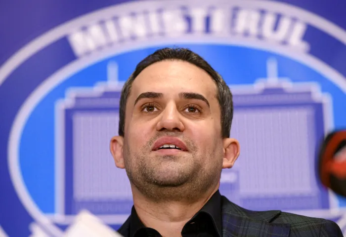 Exclusiv Ministrul Transporturilor, despre greșeala din CV: ”Îmi place să cred că este strict un interes jurnalistic și nu o campanie împotriva mea” | ”O inadvertență care nu a produs niciun efect academic sau profesional”