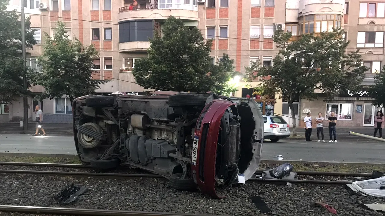 Accident grav la Arad. Tânăr de 19 ani mort, după ce microbuzul pe care-l conducea a rupt un stâlp de înaltă tensiune
