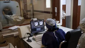 Medicii din Hong Kong au descoperit că persoanele care se vindecă de coronavirus pot pierde până la 30% din funcţia pulmonară