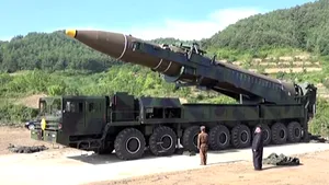 VIDEO | Cine să-i spună că e INTERZIS? Kim Jong-un a FUMAT o ţigară lângă racheta balistică, chiar înainte de lansare. Combustibilul lichid este extrem de inflamabil