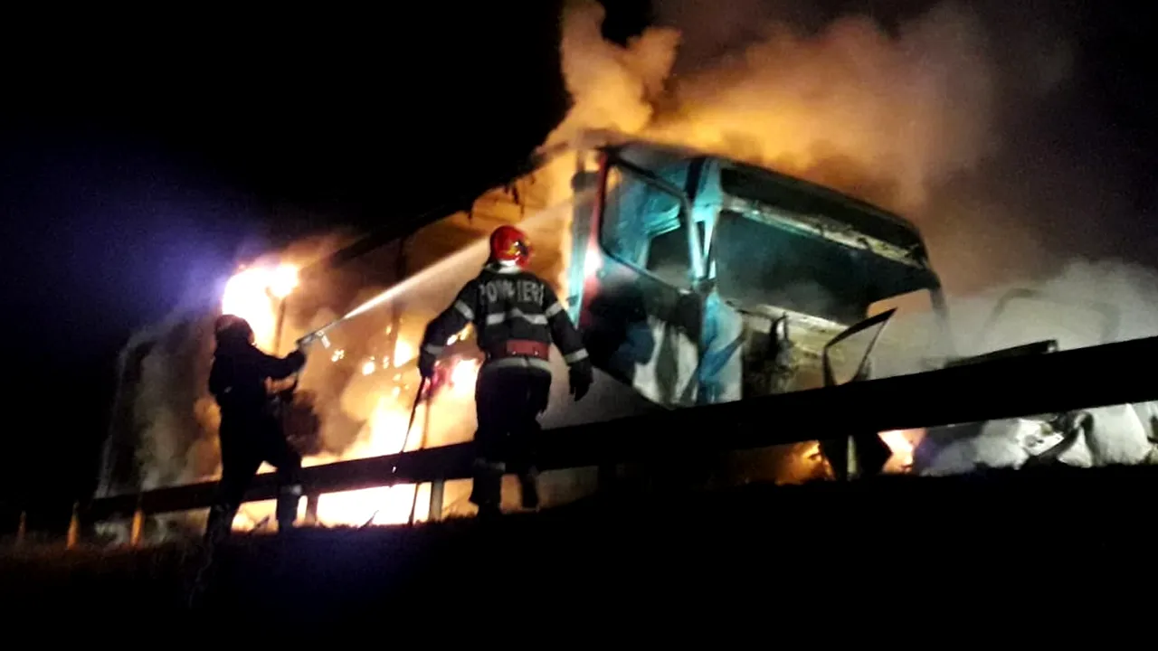 Accident rutier GRAV în Satu Mare: Un bărbat a murit după ce maşina pe care o conducea a intrat sub un TIR. Cele două vehicule au luat foc | FOTO