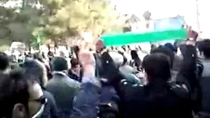Sute de iranieni au protestat din nou la Teheran, instigând la acte de violenţă antibritanice