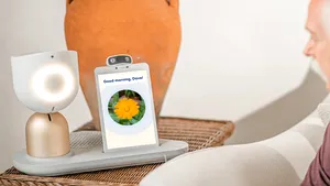 Seniorii amercani luptă împotriva singurătăţii cu ajutorul robotului vorbăreţ ElliQ