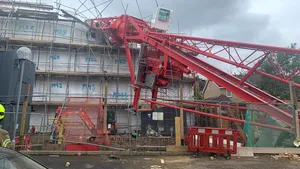 Cel puţin un mort şi mai mulţi răniţi după ce o macara s-a prăbuşit pe mai multe case, în Londra 