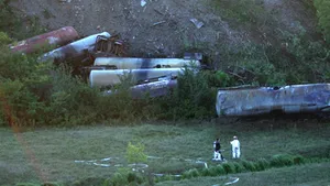 Un tren încărcat cu produse petroliere a deraiat în judeţul Cluj - VIDEO