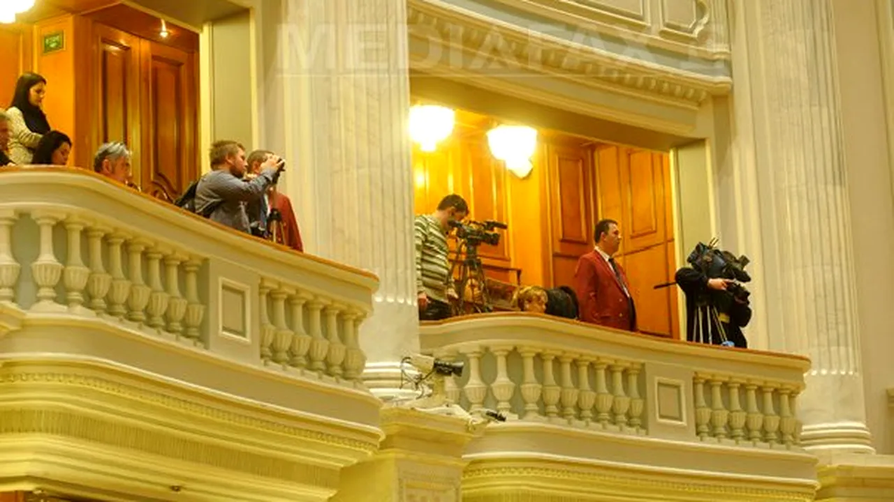Băsescu, huiduit în timpul discursului din Parlament. Oameni aflaţi în balcoane au strigat 