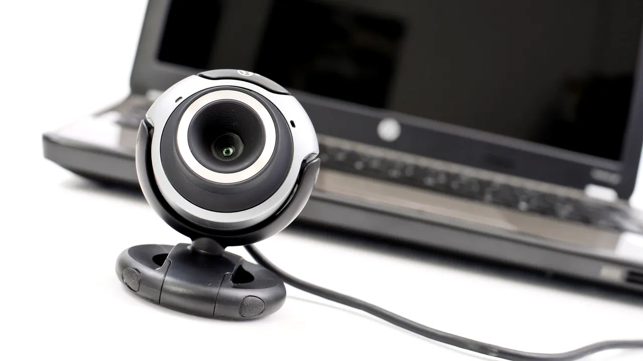 Percheziţii ale DIICOT, după ce o tânără a oferit pe un site de videochat un spectacol pornografic cu fiica ei de 9 luni. Ce s-a întâmplat cu cei doi copii ai femeii 