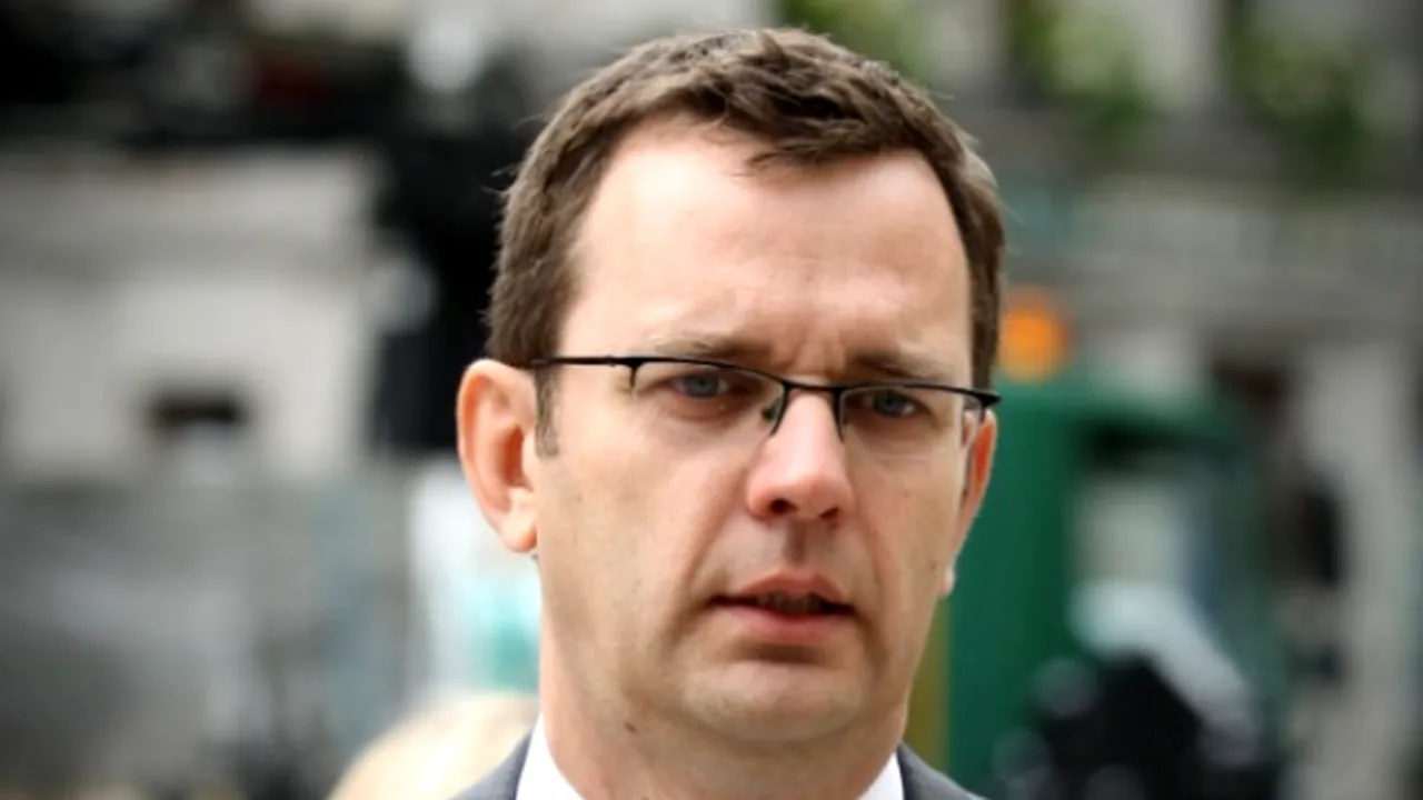 Fostul consilier de presă al lui David Cameron, inculpat pentru mărturii false
