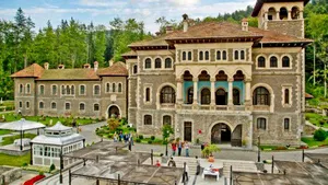 Ursul care speria turiştii, după mai multe „vizite” în zona Castelului Cantacuzino, prins şi dus într-o altă pădure din România