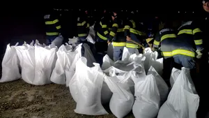 Inundații în Vrancea. Peste 200 de salvatori mobilizați și primele evacuări în miez de noapte