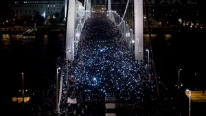 Cel mai mare miting din Ungaria, din 2010 până acum: 100.000 de oameni au protestat faţă de taxa pe Internet - FOTO