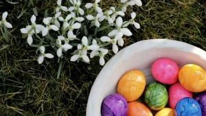 Cum vopsești ouăle de Paște cu hârtie creponată și coji de ceapă. Metode simple pentru modele spectaculoase